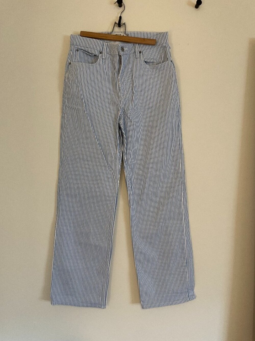 Abercrombie & Fitch – “The 90s Relaxed Jean” High Rise